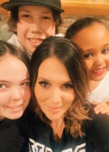 selfie of ashley ward and her 3 kids